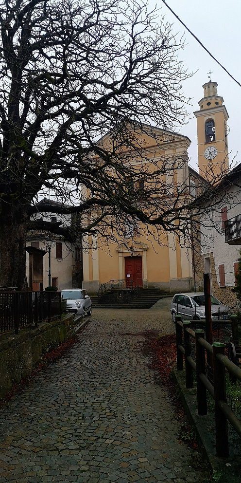 Uno scorcio con la chiesa sullo sfondo