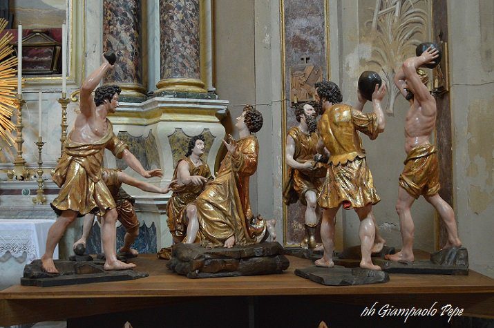 il prezioso gruppo ligneo di statue del XVII secolo che ritraggono il martirio di Santo Stefano