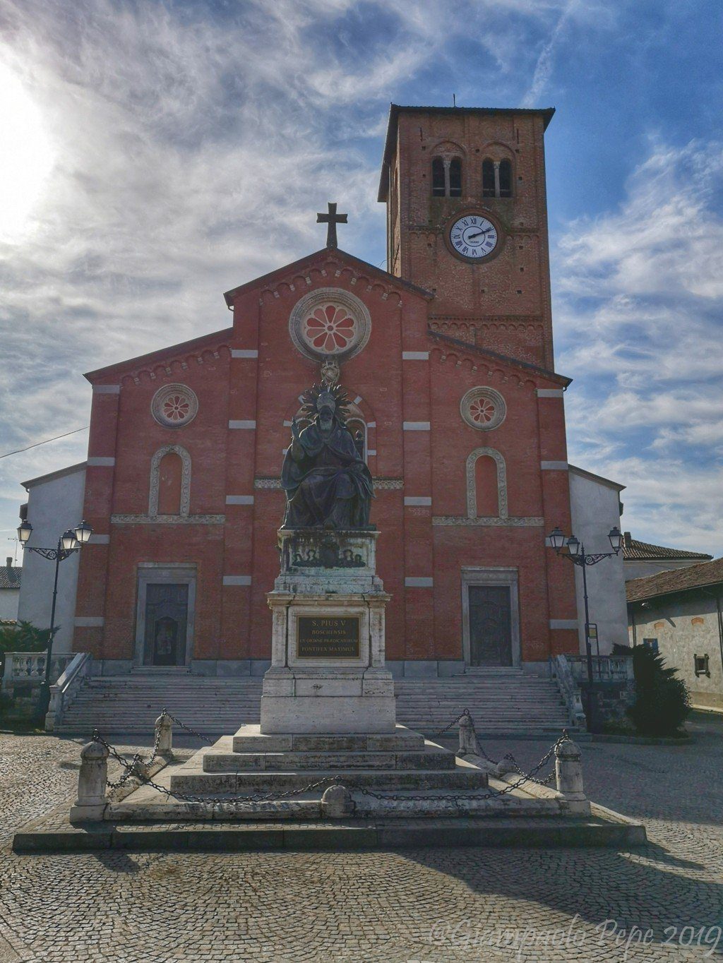 La chiesa parrocchiale dei Santi Pietro e Pantaleone in piazza Cardinale Boggiani